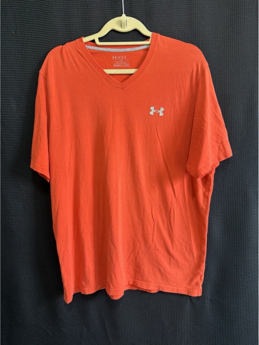 Under Armour Shirt Mens Large Red Short Sleeve HeatGear V Neck Top Athletic